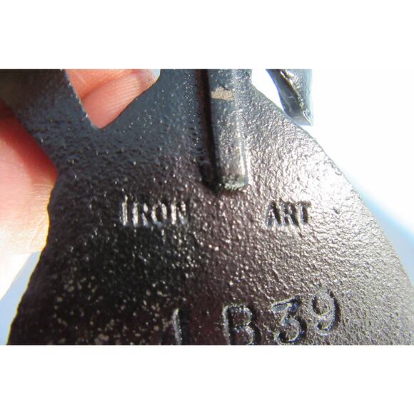 Vtg 6" Cast Iron Hang Here Cloth Pot Holder Key Holder Hooks Old Fashion Girl - Picture 5 of 6